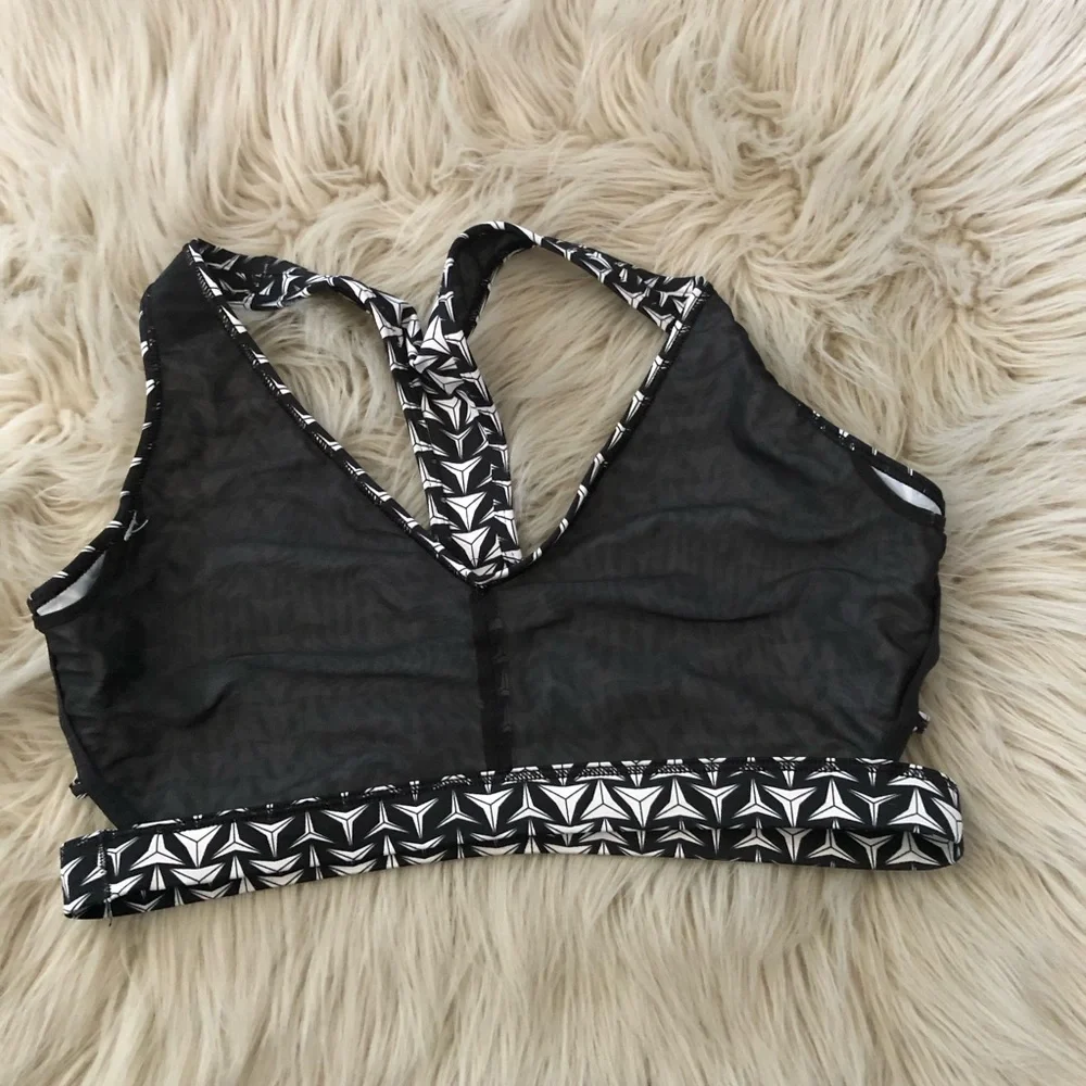 VICTORIA SPORT geometric triangular print and a distinctive strappy racerback| M